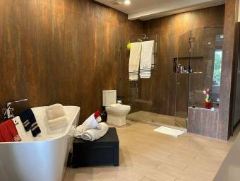 Venta de Espectacula Casa en Heredia / Mls. 25-627 OFC JB