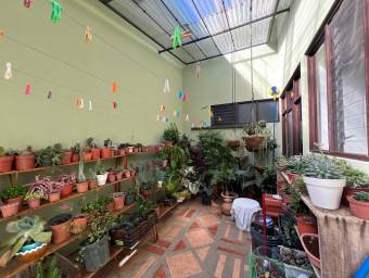 Elegancia y frescura en un solo nivel, casa rodeada de jardines #26-1295 GS