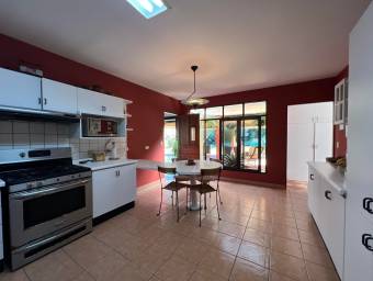 Elegancia y frescura en un solo nivel, casa rodeada de jardines #26-1295 GS