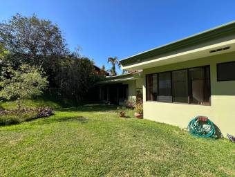 Elegancia y frescura en un solo nivel, casa rodeada de jardines #26-1295 GS