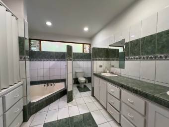 Elegancia y frescura en un solo nivel, casa rodeada de jardines #26-1295 GS