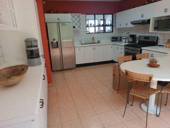 Venta de Confortable Casa en Guachipelin, Escazú / Mls. 24-1294 OFC JB