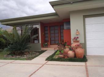 Venta de Confortable Casa en Guachipelin, Escazú / Mls. 24-1294 OFC JB