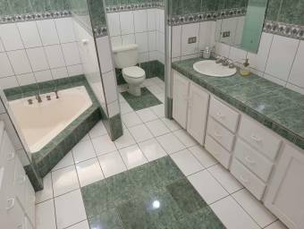 Venta de Confortable Casa en Guachipelin, Escazú / Mls. 24-1294 OFC JB