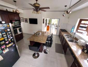 Casa remodelada que ofrece confort y amplitud #24-919 GS