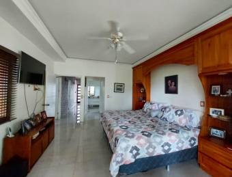 Casa remodelada que ofrece confort y amplitud #24-919 GS