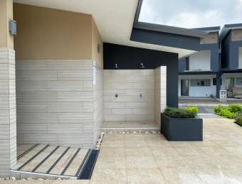 Hermosa casa nueva con diseño moderno #25-1302 GS