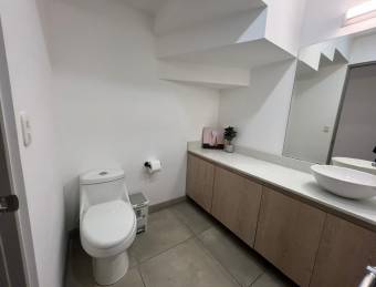 Hermosa casa de dos niveles con estilo moderno en Escazú #26-706 GS