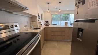 Hermosa casa de dos niveles con estilo moderno en Escazú #26-706 GS