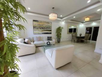 Venta de Casa de 3 Niveles en Pozos de Santa Ana. RAH 26-1497