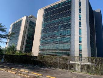 Parqueo comercial con ubicación estratégica #25-1194 GS