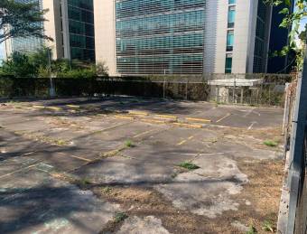 Parqueo comercial con ubicación estratégica #25-1194 GS