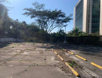 Parqueo comercial con ubicación estratégica #25-1194 GS