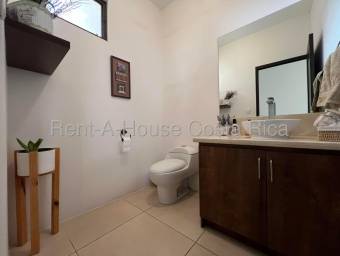 Casa Moderna de Una Planta en Piedades con Estudio Independiente y Jardines Amplios 26-1487 GS