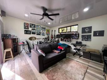 Casa Moderna de Una Planta en Piedades con Estudio Independiente y Jardines Amplios 26-1487 GS