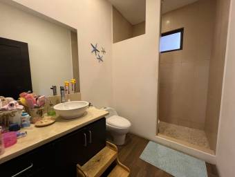 Casa Moderna de Una Planta en Piedades con Estudio Independiente y Jardines Amplios 26-1487 GS