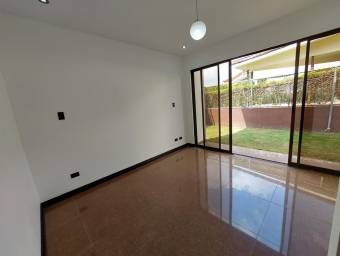 Se vende casa con patio en Ulloa Heredia 26-1076.