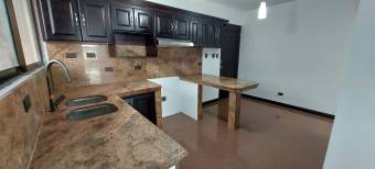 Se vende casa con patio en Ulloa Heredia 26-1076.