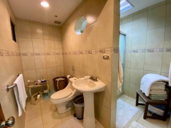 Amplia casa con terraza, jardín y casa de huéspedes #25-678 GS