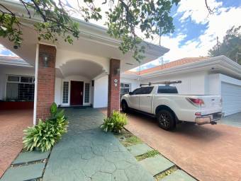 Amplia casa con terraza, jardín y casa de huéspedes #25-678 GS