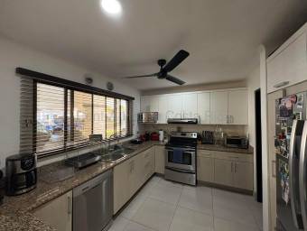 Se vende casa con terraza y jardín en Belén Heredia 26-1494 Se vende casa con terraza y jardín en Belén Heredia 26-1494