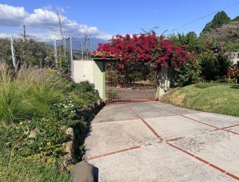 Amplia casa rodeada de Jardines en ubicación céntrica #26-1295 GS Amplia casa rodeada de Jardines en ubicación céntrica #26-1295 GS