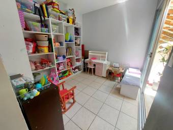 Versatilidad y Confort en Piedades Casa de 4 Habitaciones con Dormitorio en 1er Nivel