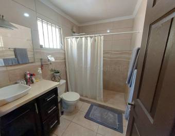 Versatilidad y Confort en Piedades Casa de 4 Habitaciones con Dormitorio en 1er Nivel