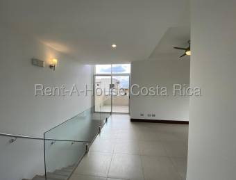 Se alquila casa en Piedades Santa Ana 26-1471