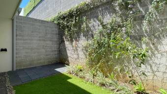 Se alquila casa con patio en Escazú San José 26-1584