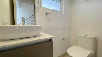 Se alquila casa con patio en Escazú San José 26-1584