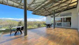 Se alquila casa con patio en Escazú San José 26-1584