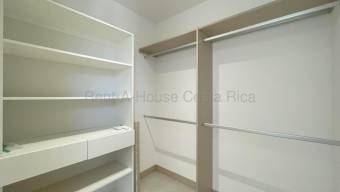 Se alquila casa con patio en Escazú San José 26-1584