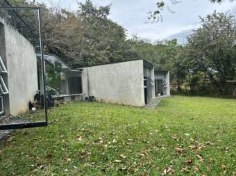 Se alquila casa con lote de más de 1300m2 en Mora San José 26-1341