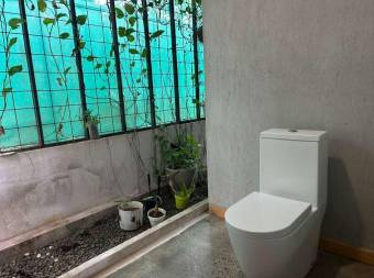 Se alquila casa con lote de más de 1300m2 en Mora San José 26-1341