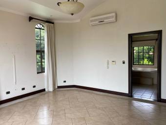 Se alquila casa con terraza y jardín en Santa Ana San José 26-636