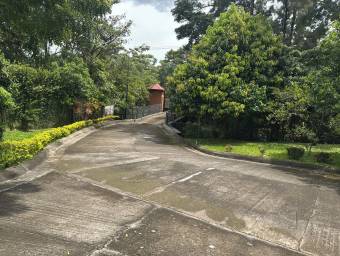 Se alquila casa con terraza y jardín en Santa Ana San José 26-636