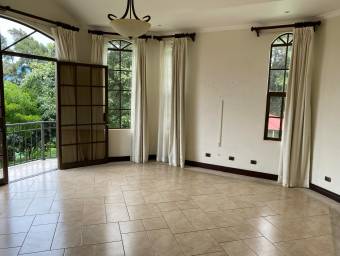 Se alquila casa con terraza y jardín en Santa Ana San José 26-636