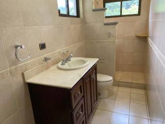 Se alquila casa con terraza y jardín en Santa Ana San José 26-636