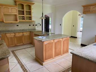 Se alquila casa con terraza y jardín en Santa Ana San José 26-636