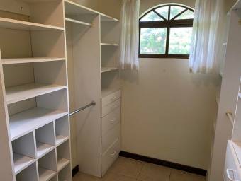 Se alquila casa con terraza y jardín en Santa Ana San José 26-636