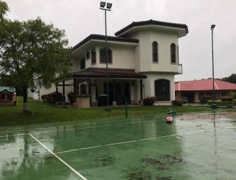 Se alquila casa con terraza y jardín en Santa Ana San José 26-636