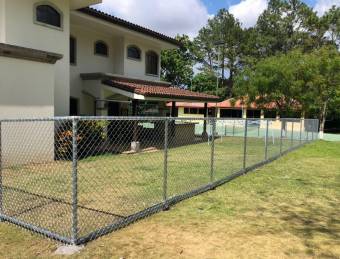 Se alquila casa con terraza y jardín en Santa Ana San José 26-636