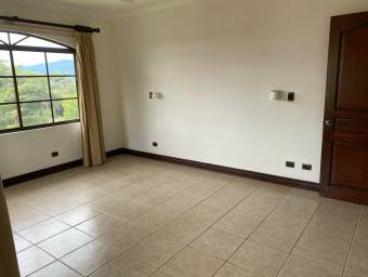 Se alquila casa con terraza y jardín en Santa Ana San José 26-636