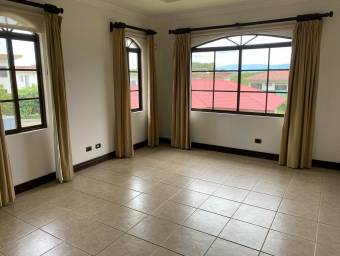 Se alquila casa con terraza y jardín en Santa Ana San José 26-636