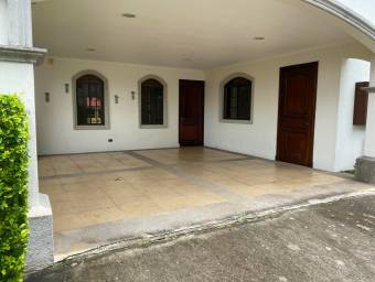 Se alquila casa con terraza y jardín en Santa Ana San José 26-636