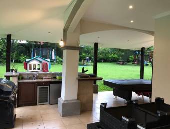 Se alquila casa con terraza y jardín en Santa Ana San José 26-636