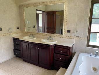 Se alquila casa con terraza y jardín en Santa Ana San José 26-636