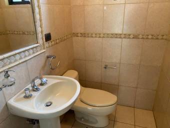 Se alquila casa con terraza y jardín en Santa Ana San José 26-636