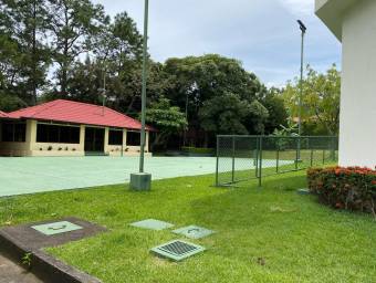 Se alquila casa con terraza y jardín en Santa Ana San José 26-636